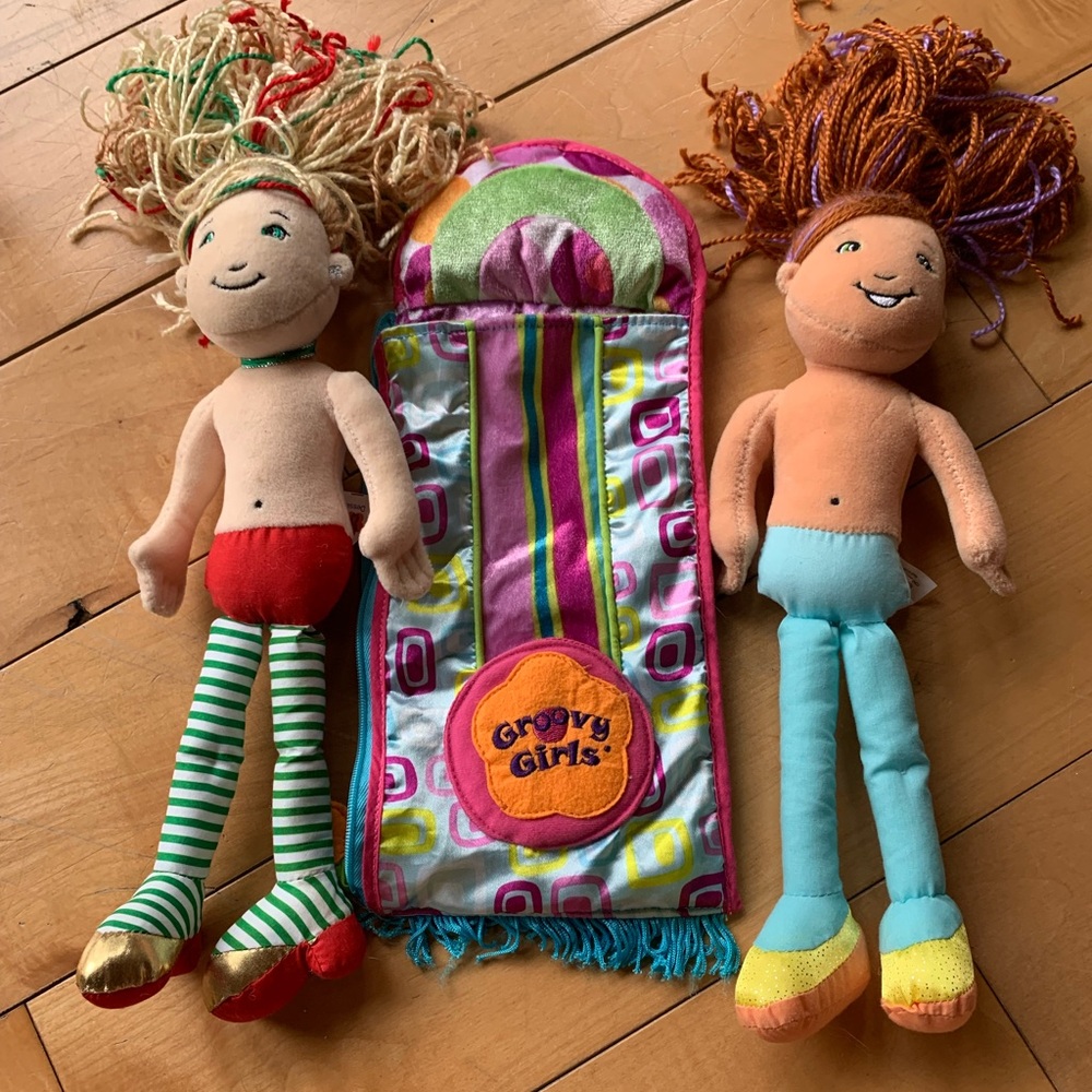 GROOVY GIRLS | Lot of 3 Items | 2 Dolls, 1 Sleeping Bag